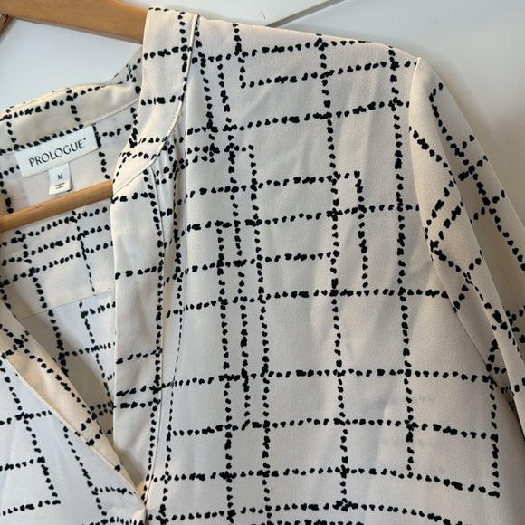 Prologue Long Wide Sleeve Winter White Black Design Size: Medium - Picture 4 of 11